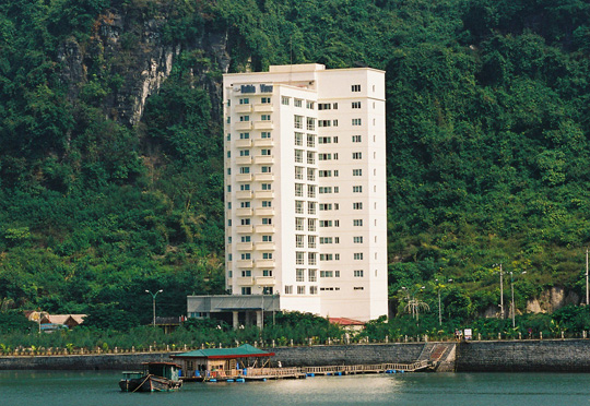 Khách sạn Holiday View- nơi có tầm nhìn hướng ra biển đảo Cát Bà và núi rừng