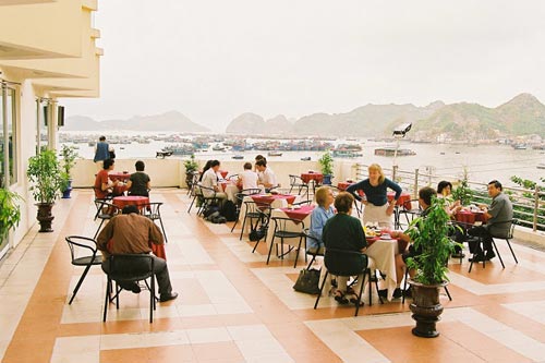 Khu vực sảnh ngoài thưởng thức món ăn và tận hưởng hương vị biển đảo