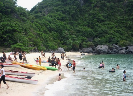 Bãi biển Khu du lịch Cát Tiên thu hút đông đảo du khách