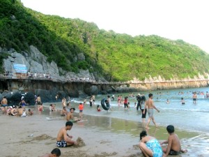 Tắm biển ở Hạ Long