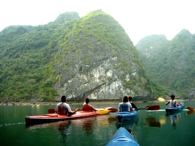 Du khách chèo thuyền kayak khám phá Vịnh Lan Hạ